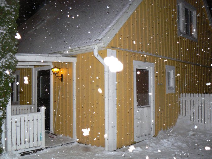 Gul villa på vintern under snöfall; Foto: Andreas Rejbrand