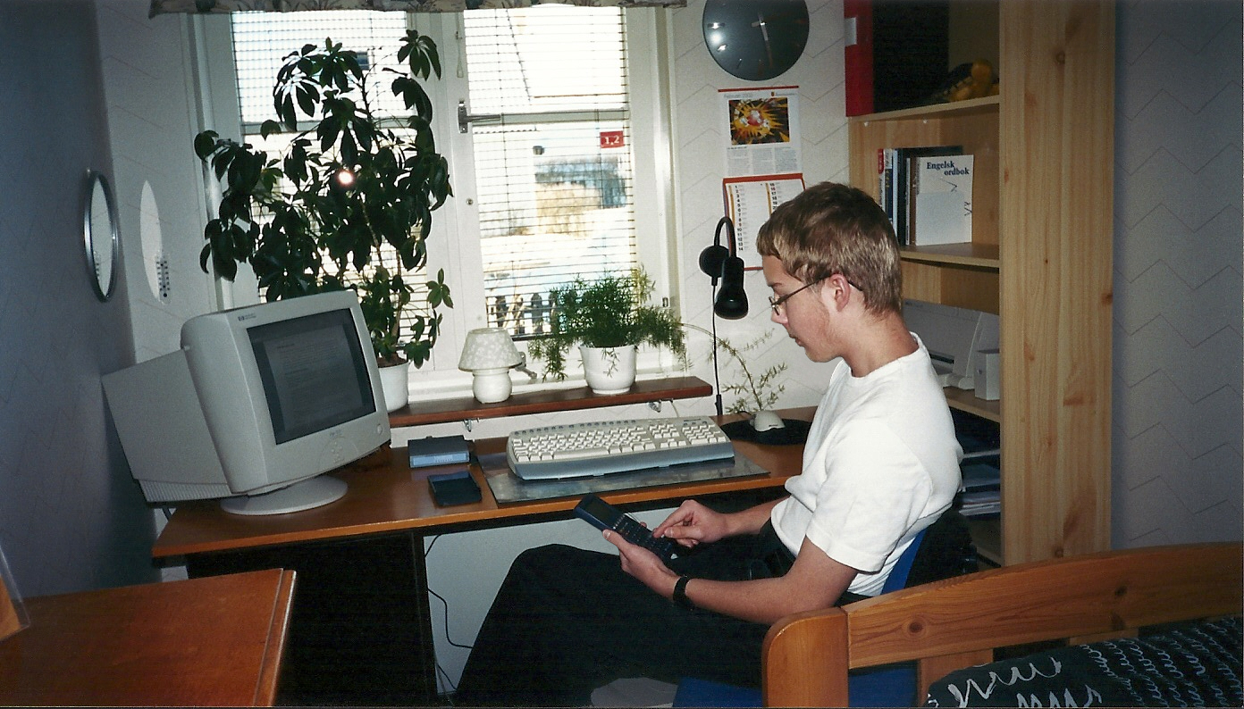 Andreas Rejbrand arbetar vid skrivbordet, 2001